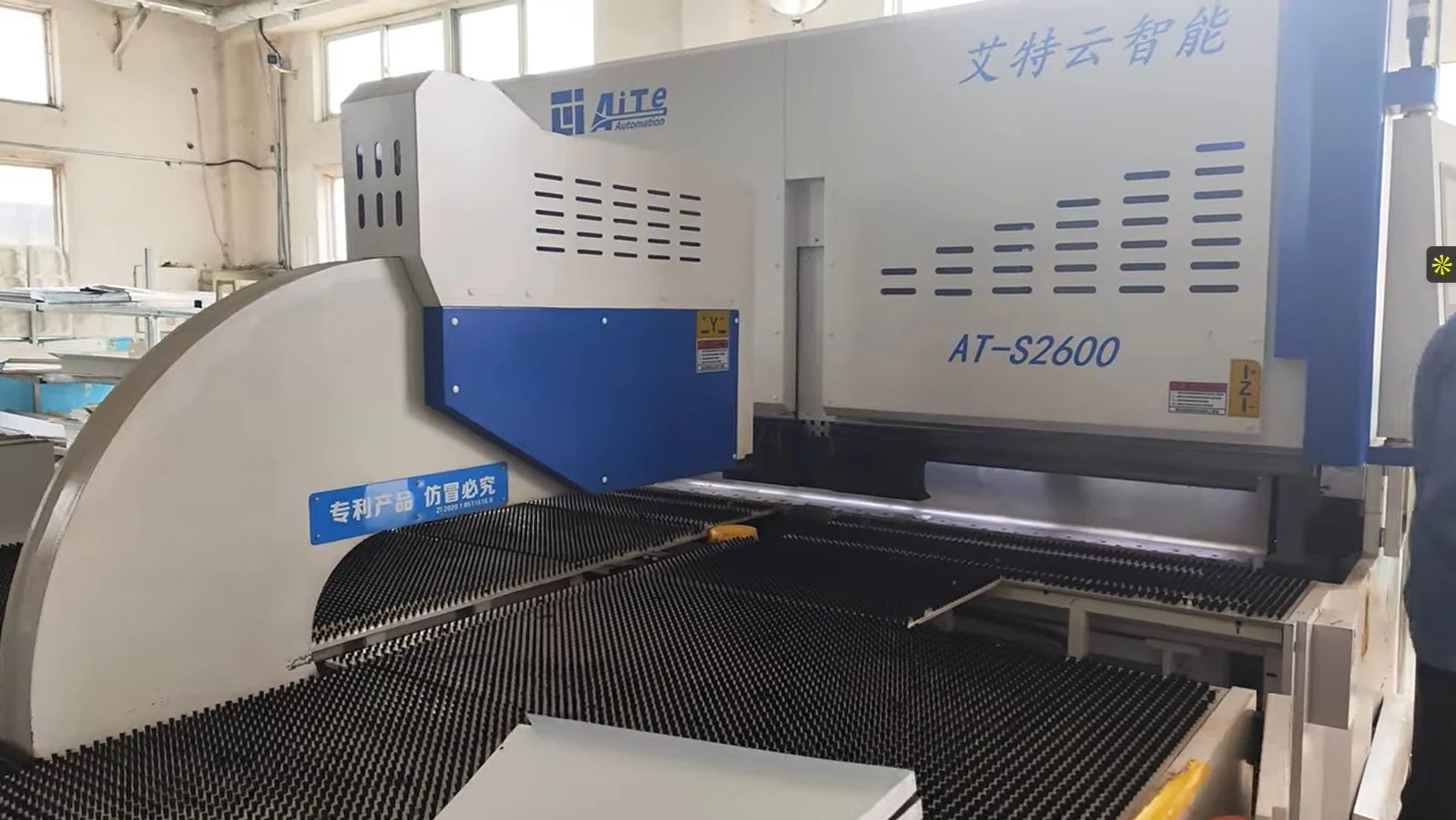 machines for metal plate sheeting, first process for freezer manufactuing. Freezer factory equipment